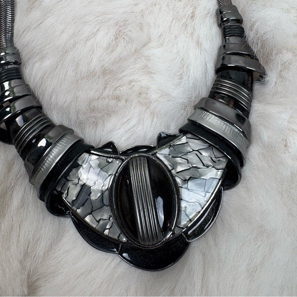 Striking necklace .  Fashion jewelry